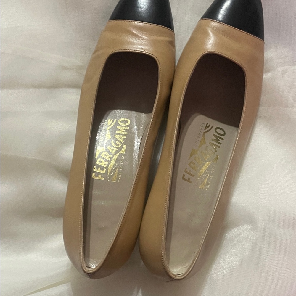 Salvatore Ferragamo Beige and Black Leather classic low heel pumps, caramel